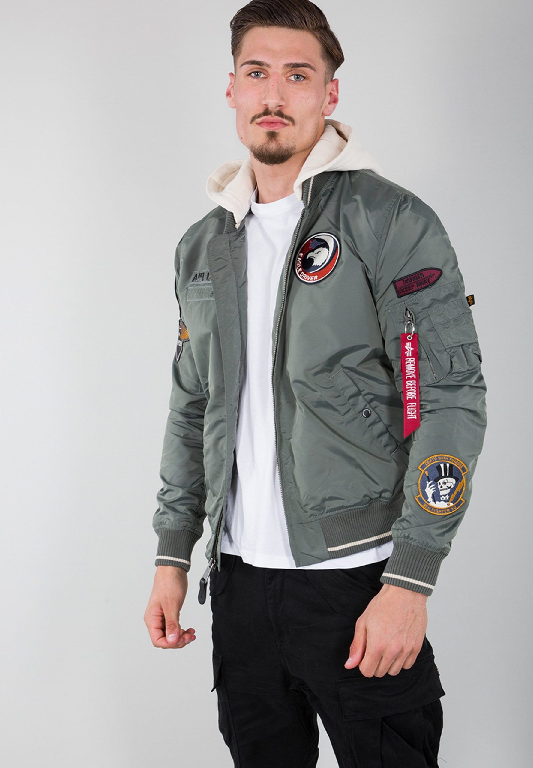 alpha-industries-bomberjacke-817sai-1.jpg Alpha Industries Bomberjacke Mit Motiv Alpha Industries Jacke Alpha Industries Herren Bomberjacke MA 1 D – Bild 1
