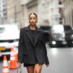 Schwarzer Blazer: Dieses minimalistische Mode Basic wird im Herbst/Winter 2023 überall zu sehen sein | Vogue Germany