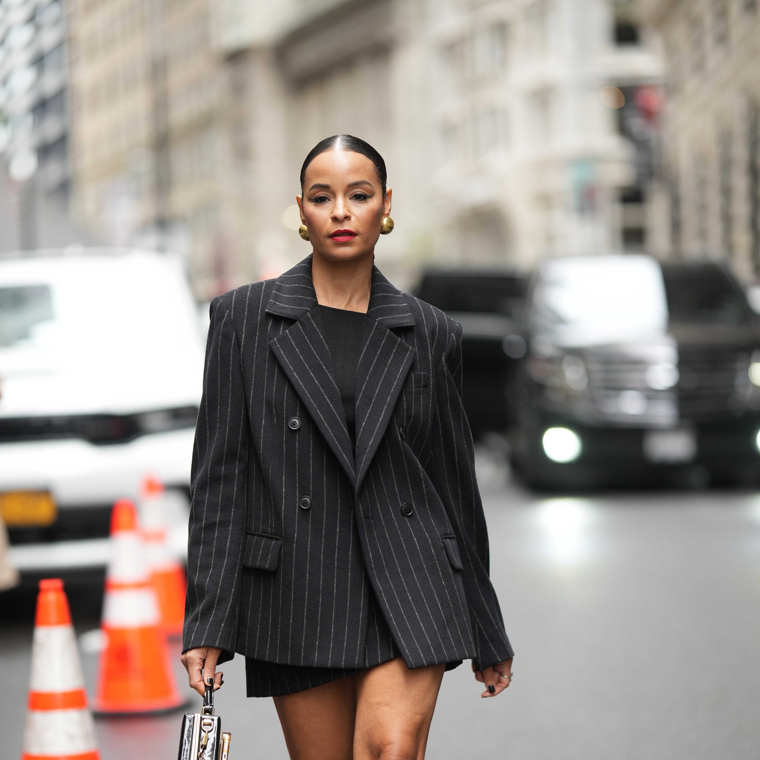 blazer-schwarz-657ppk-1.jpg Schwarzer Blazer: Dieses minimalistische Mode Basic wird im Herbst/Winter 2023 überall zu sehen sein | Vogue Germany – Bild 1