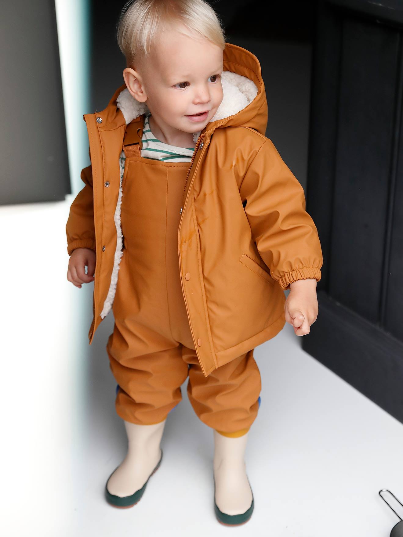 gefuetterte-regenjacke-kinder-602htj.jpg Baby Set: Thermo Regenjacke mit Webpelz und Matschhose, Recycling Polyester karamell – Bild 1