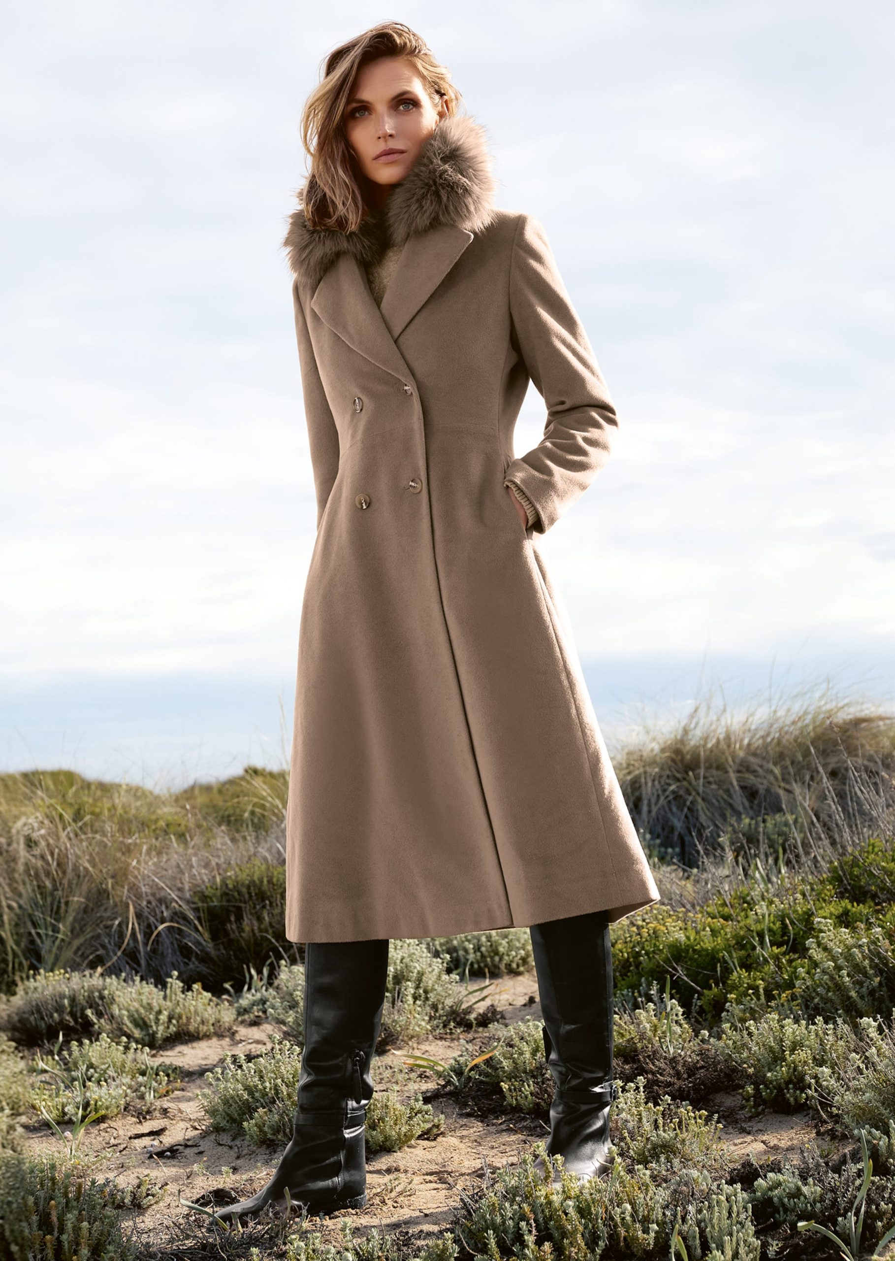 langer-mantel-damen-166pqg-1.jpg Langer Mantel mit Webpelz in caramel | MADELEINE Mode – Bild 1