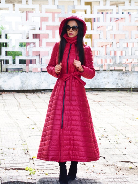 langer-mantel-damen-598bct-1.jpg Roter langer Damenmantel, Wintermantel, Damen Wintermantel, Langer Steppmantel, Lange Steppjacke, Damen Steppmantel, Langer Wintermantel, Schwarzer Mantel Etsy.de – Bild 1