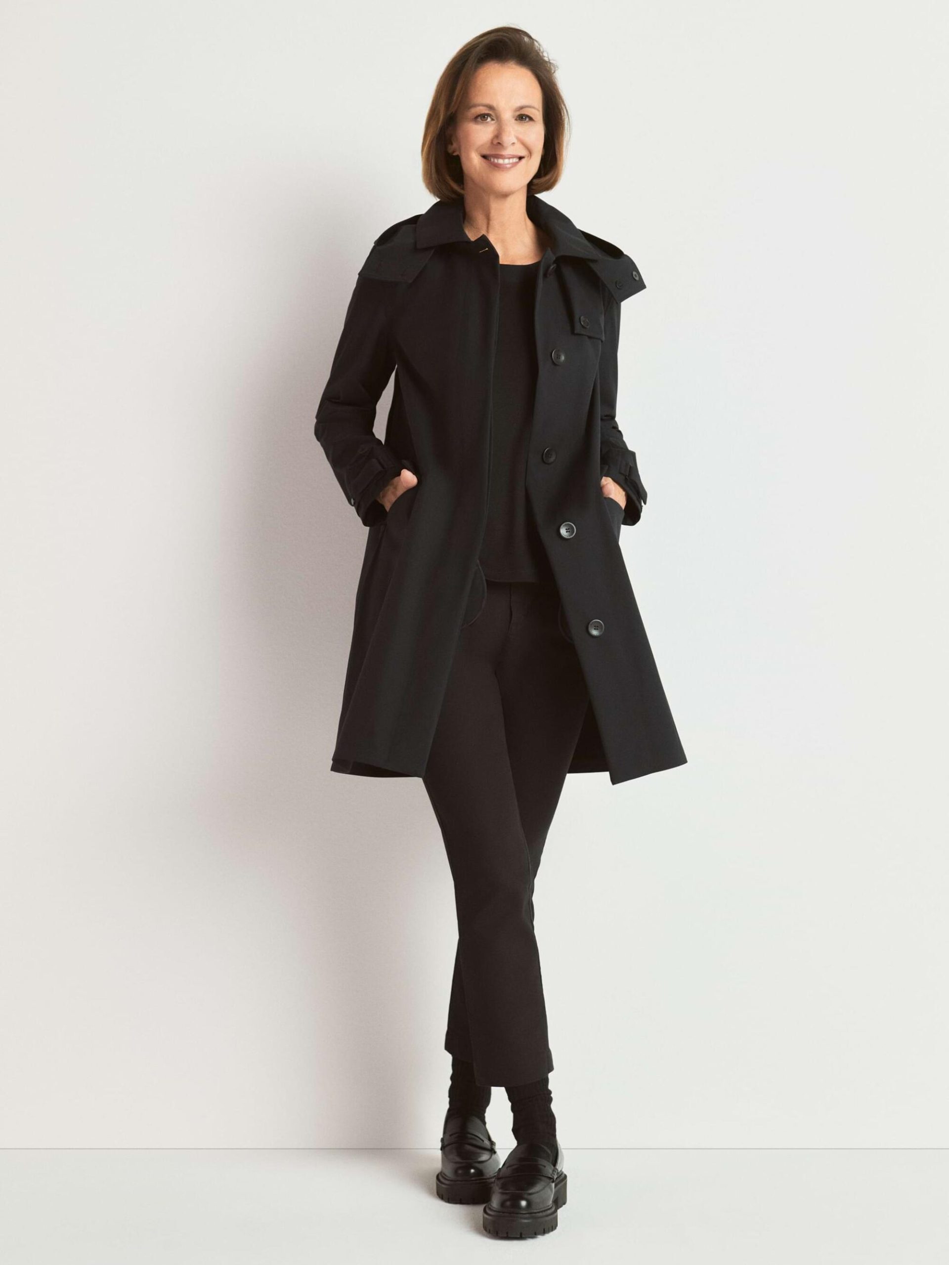 mantel-schwarz-damen-921umv-1.jpg Klassisch sportiver Mantel mit Kapuze Damen | MIRJAMMAY – Bild 1