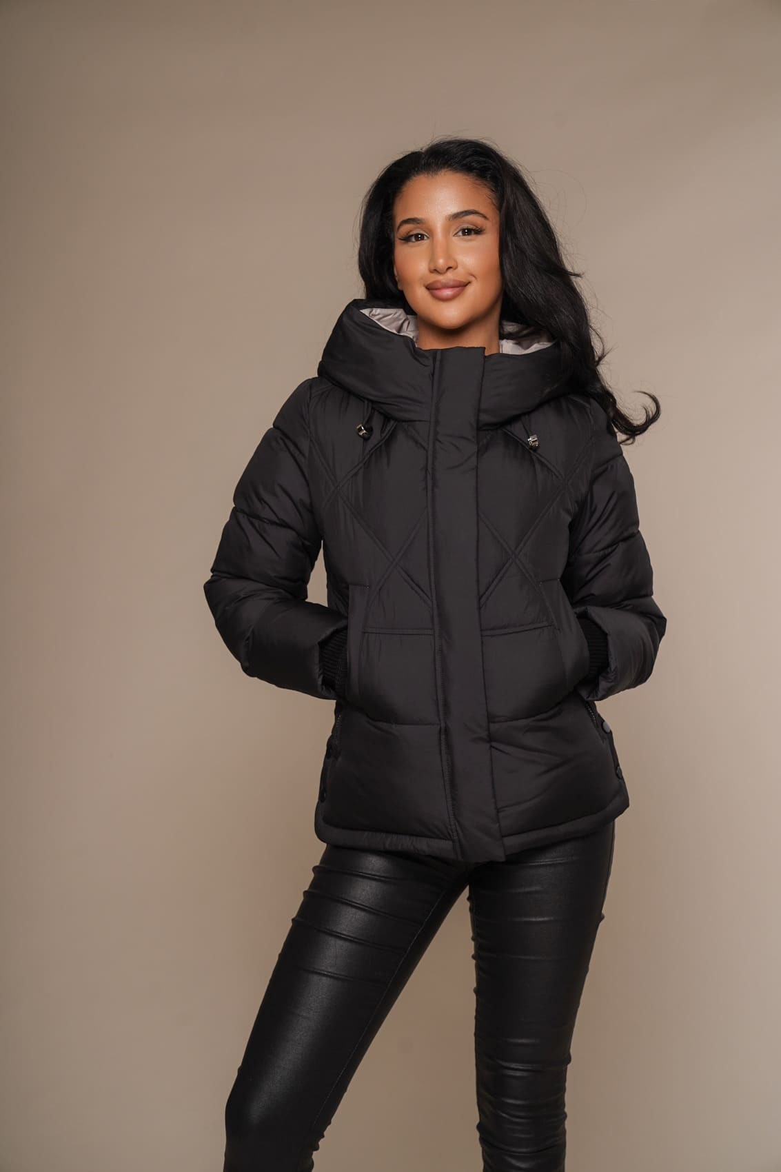 schwarze-winterjacke-damen-133tbj-1.jpg Art 826 | Winterjacke | KURZ | schwarz | Damen | Winter | Kapuze | 42. DE GR – Bild 1