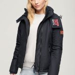 Superdry Outdoorjacke HOODED MTN WINDBREAKER JACKET Slim Fit, winddicht, mit Reißverschluss, aus Polyester und Webmaterial