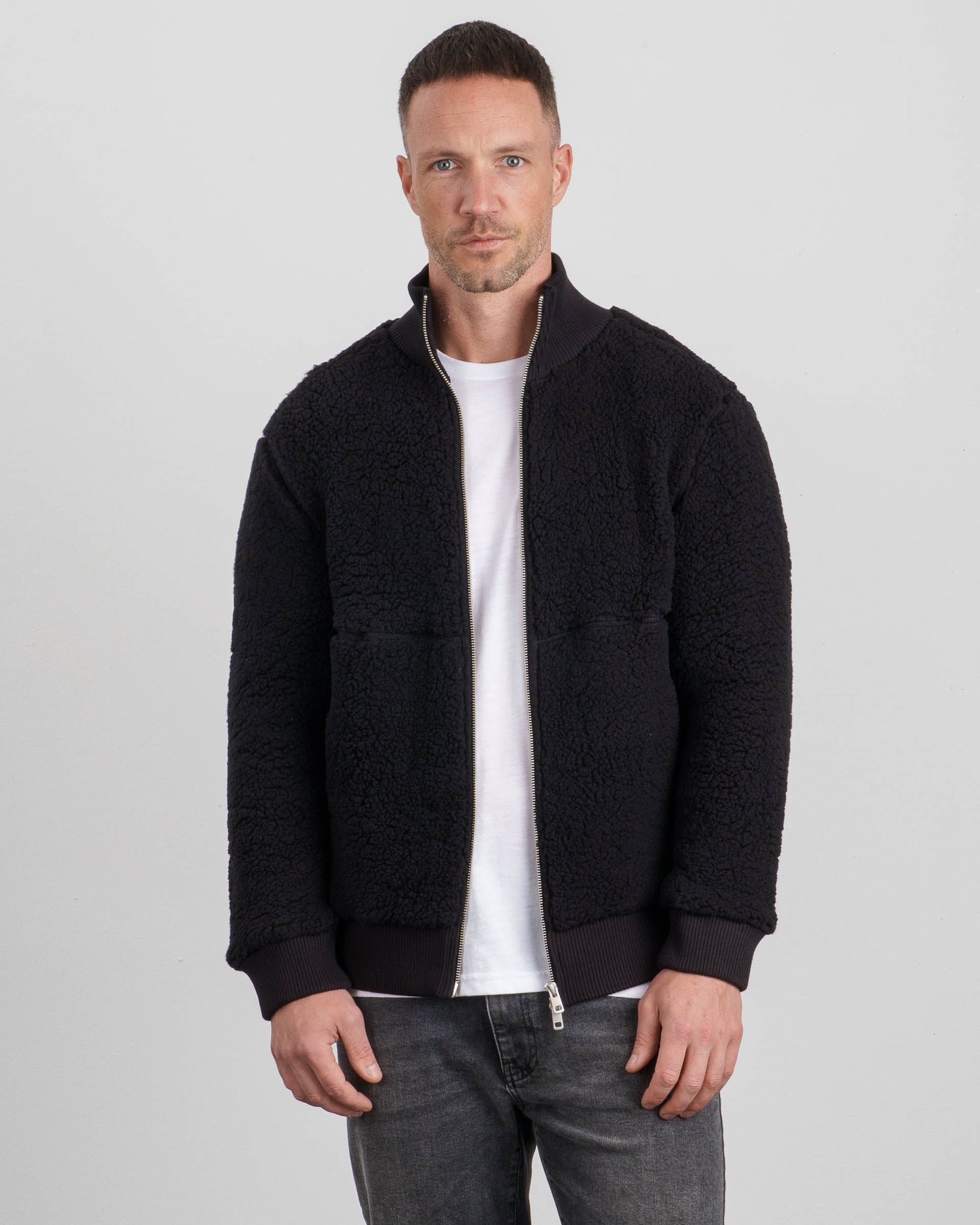 teddy-jacke-herren-358xvu-1.jpg Herren Fleece Jacke in Schwarz | Fleece Jacke mit Taschen | Relaxed Fit | FORÀGE – Bild 1