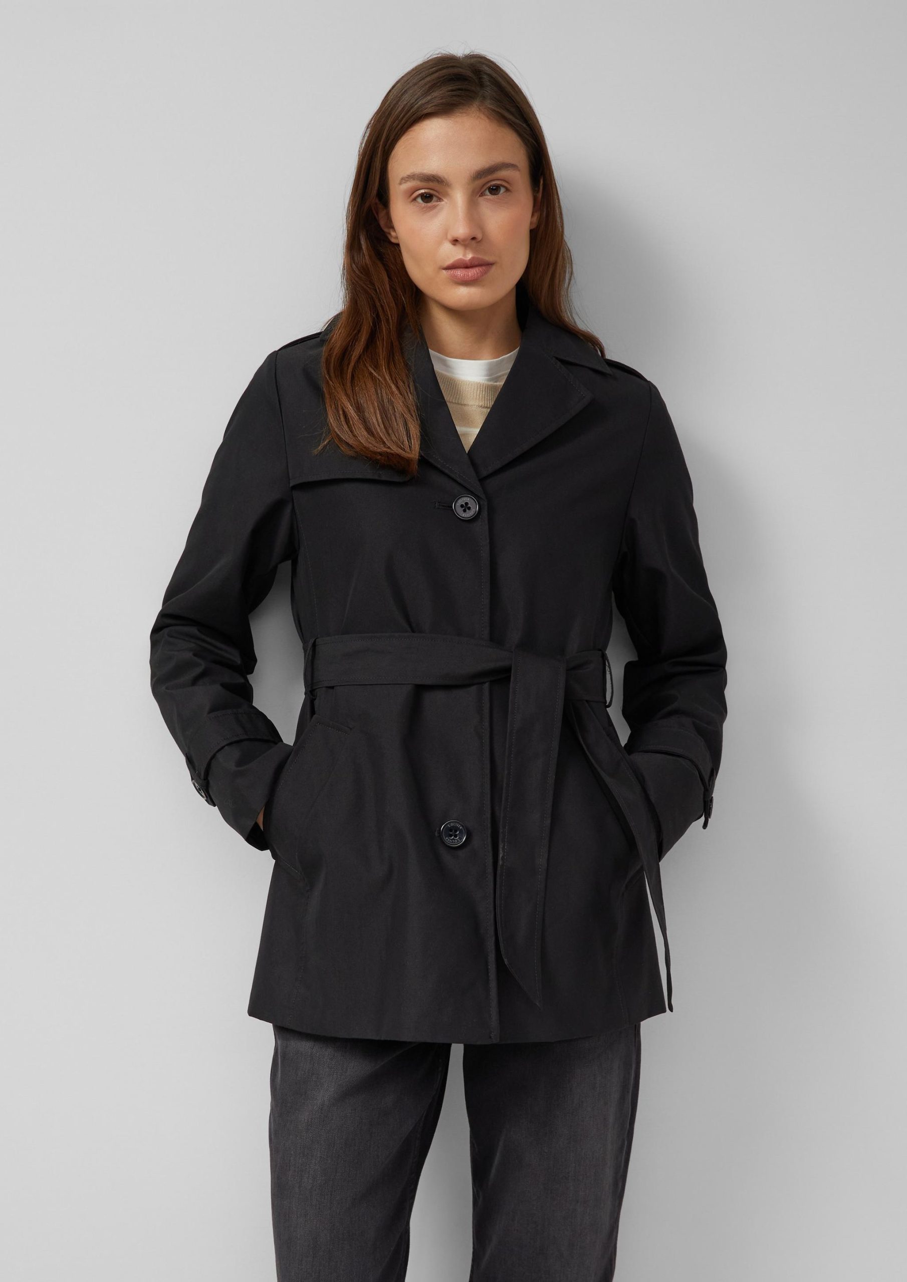 trenchcoat-damen-schwarz-689mfu-1.jpg Wasserabweisender Trenchcoat im Slim Fit Schwarz | s.Oliver – Bild 1