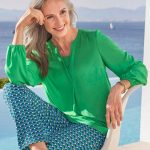 Bluse mit Tunika Ausschnitt in grün | GOLDNER