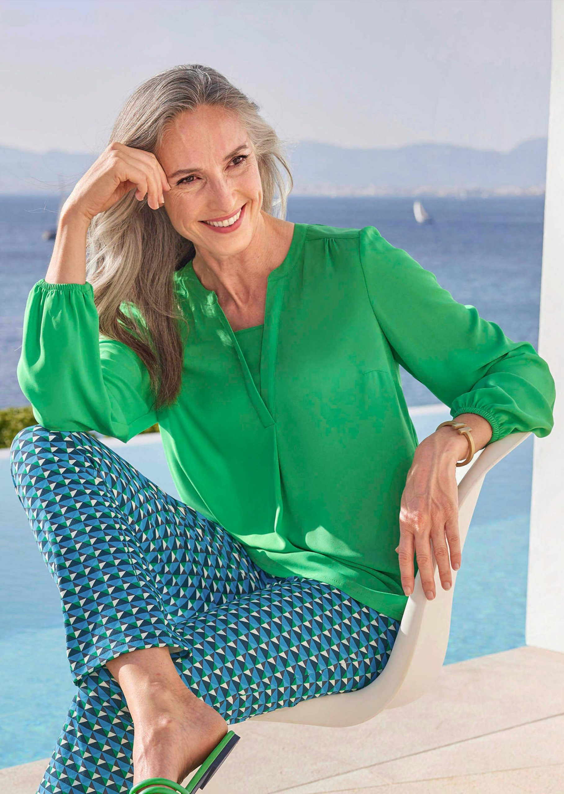 tunika-bluse-962sny-1.jpg Bluse mit Tunika Ausschnitt in grün | GOLDNER – Bild 1