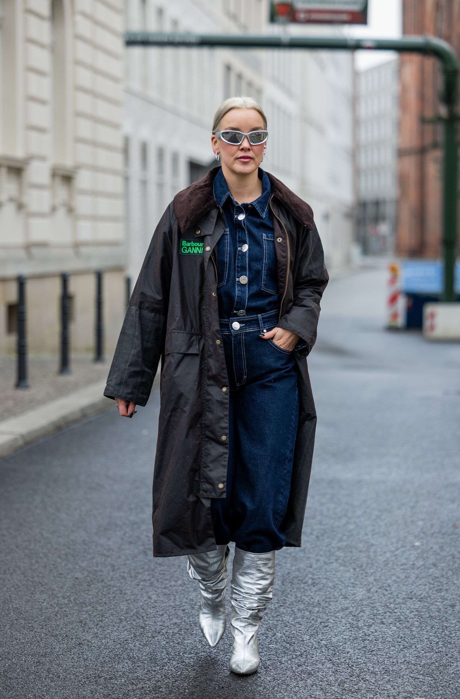 wachsjacke-damen-695obr-1.jpg Diese Wachsjacken und Work Jackets sind perfekt für den Herbst – und werden so gestylt | Vogue Germany – Bild 1
