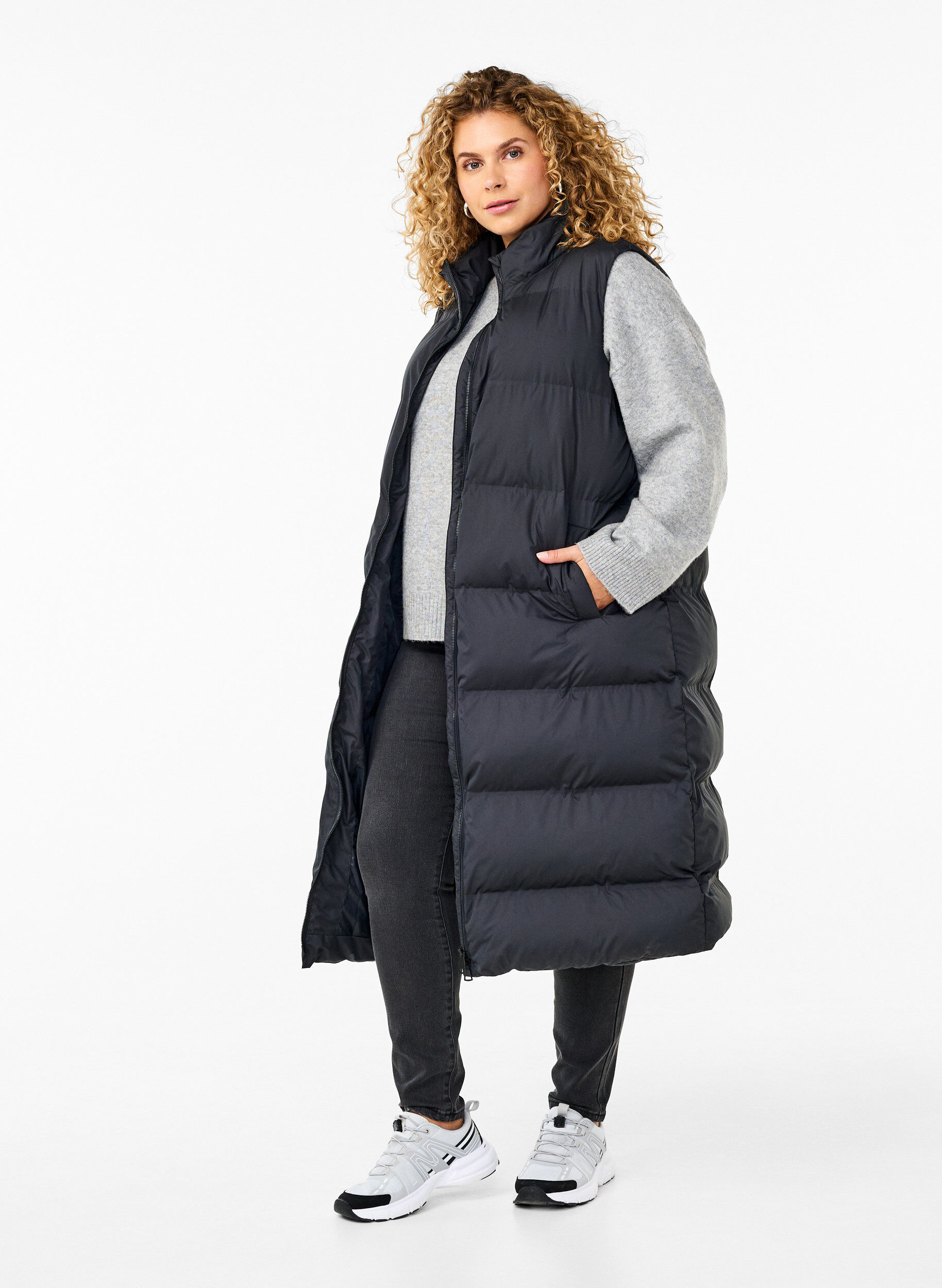 weste-damen-lang-063qrb-1.jpg Lange Weste mit Taschen und Zwei Wege Reißverschluss Schwarz Gr. 40 64 Zizzi – Bild 1