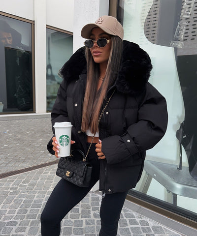 winterjacke-damen-schwarz-481rzy-1.jpg Damen Schwarz Winterjacke Mit Schwarzer Fellkapuze Schwarze Winterjacken ?️ Für Damen Jetzt Kaufen – Bild 1